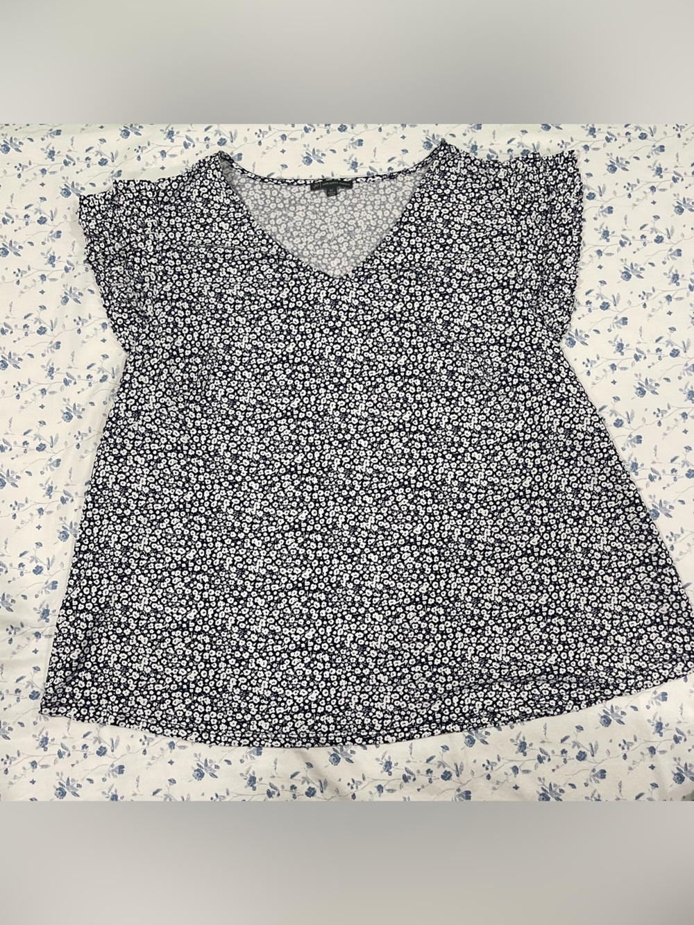 Adrianna Papell Navy and White Floral V‑Neck Blouse